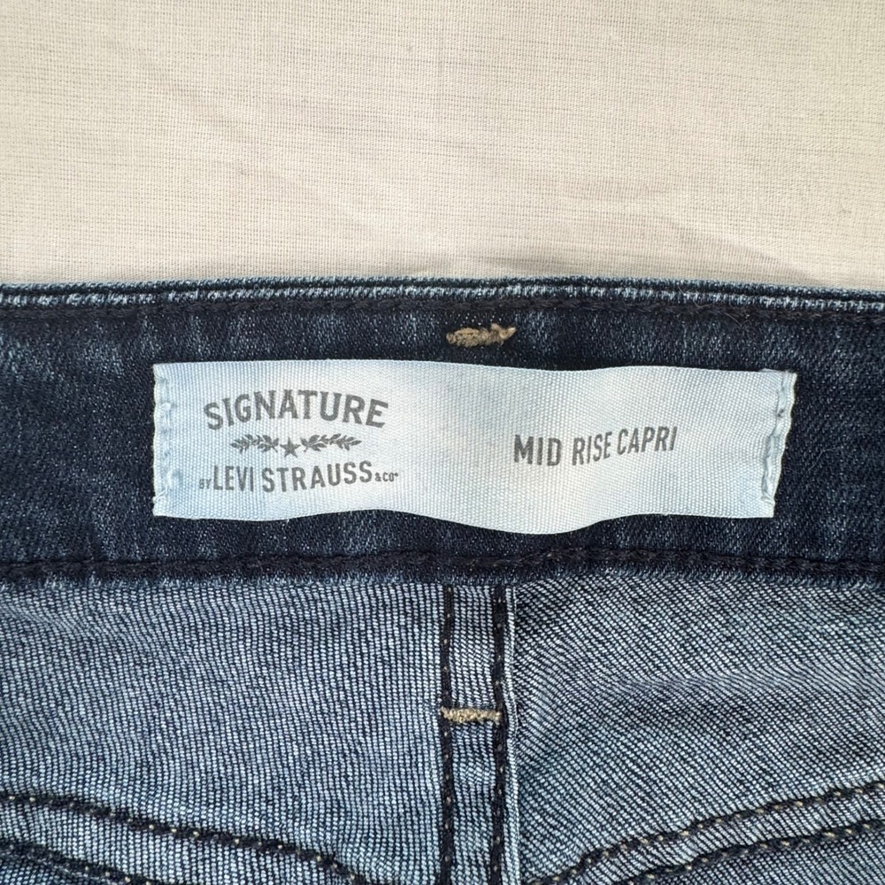 Signature Levi Strauss Mid Rise Capri Women 8 Dark Wash Cuffed Stretch Denim - Picture 4 of 8